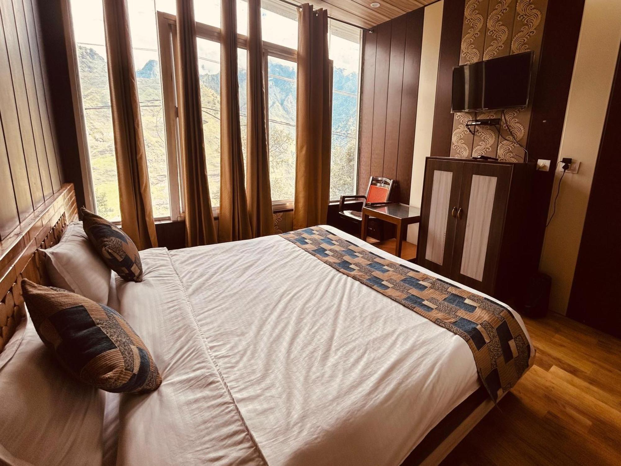 Sleeping Beauty Hotel Moutain View Property Joshīmath Exterior foto