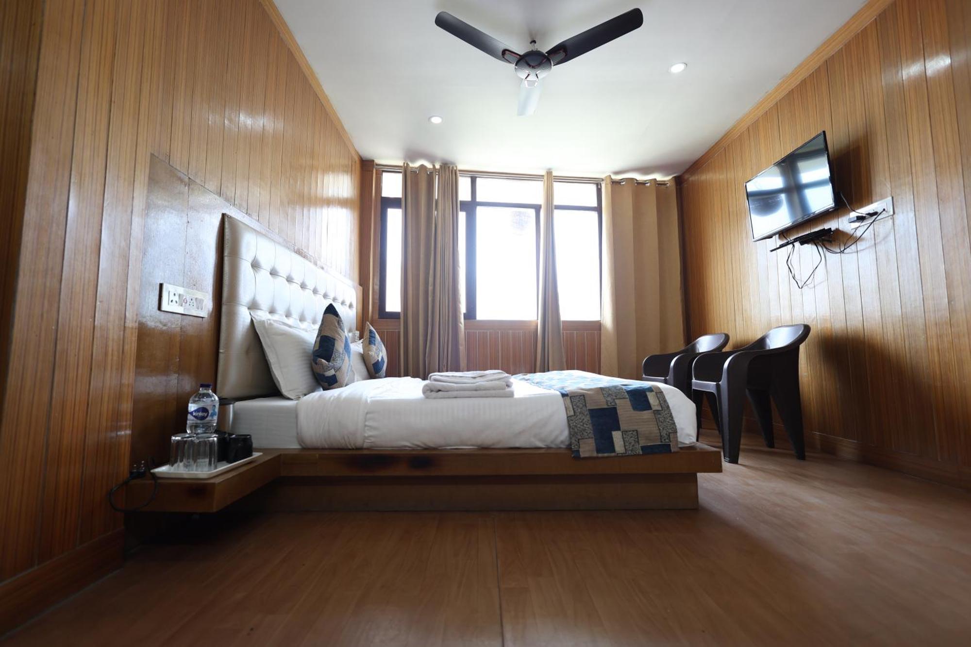 Sleeping Beauty Hotel Moutain View Property Joshīmath Exterior foto