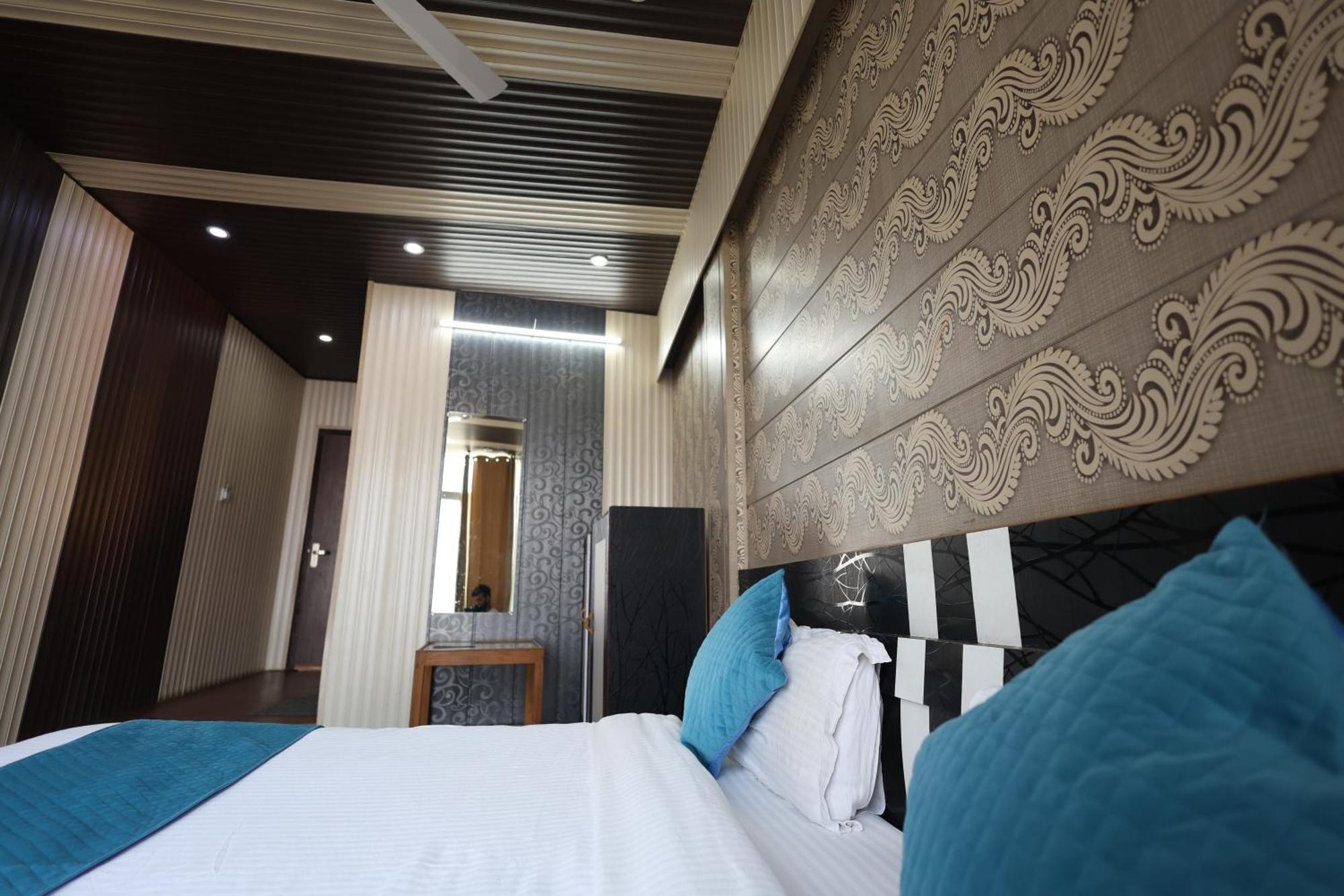 Sleeping Beauty Hotel Moutain View Property Joshīmath Exterior foto